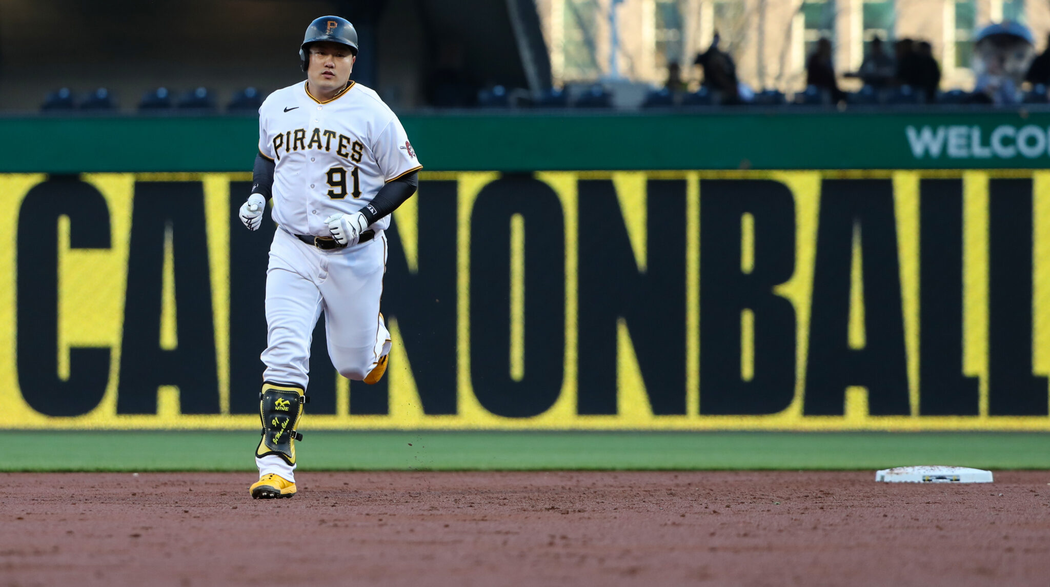 Ji Man Choi Homers as Pirates Beat Diamondbacks 4-2